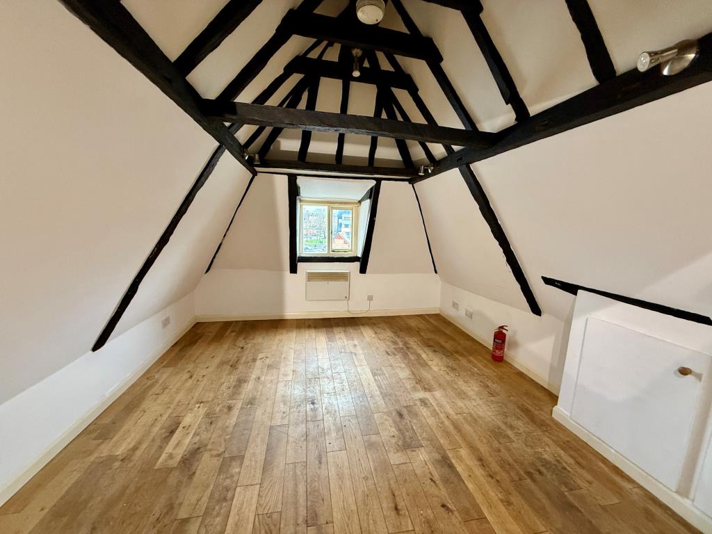 Lot: 150 - TOWN CENTRE FLAT FOR REFURBISHMENT - Living room